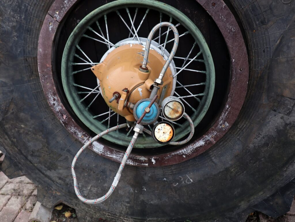 Ce se întâmplă dacă mergi cu frâna de mână trasă