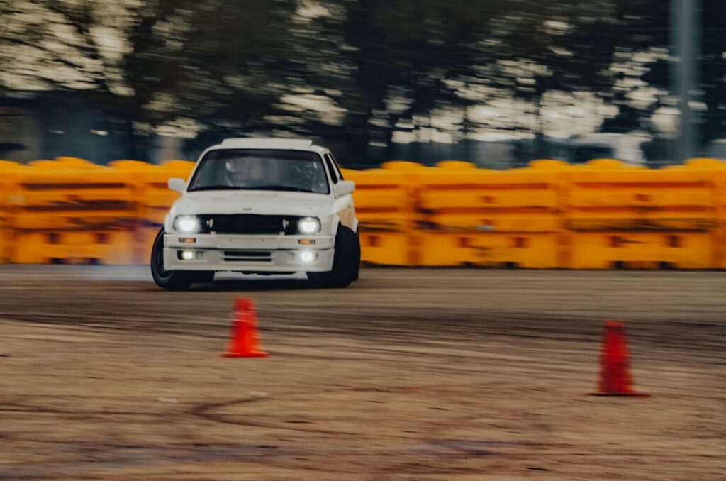 Cum pornești o mașină cu bateria moartă