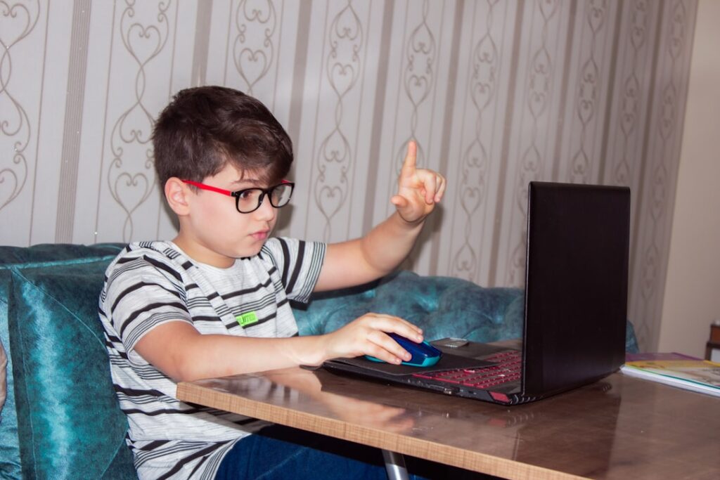 Cum să protejezi copii online