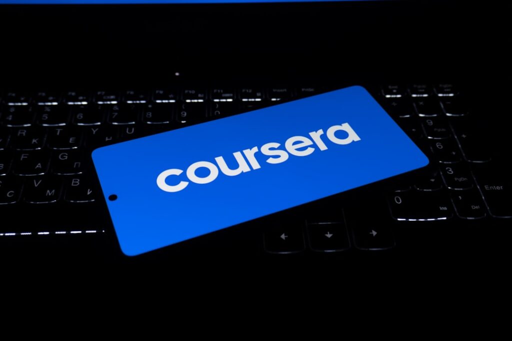 Cele mai bune platforme de cursuri online gratuite în 2025