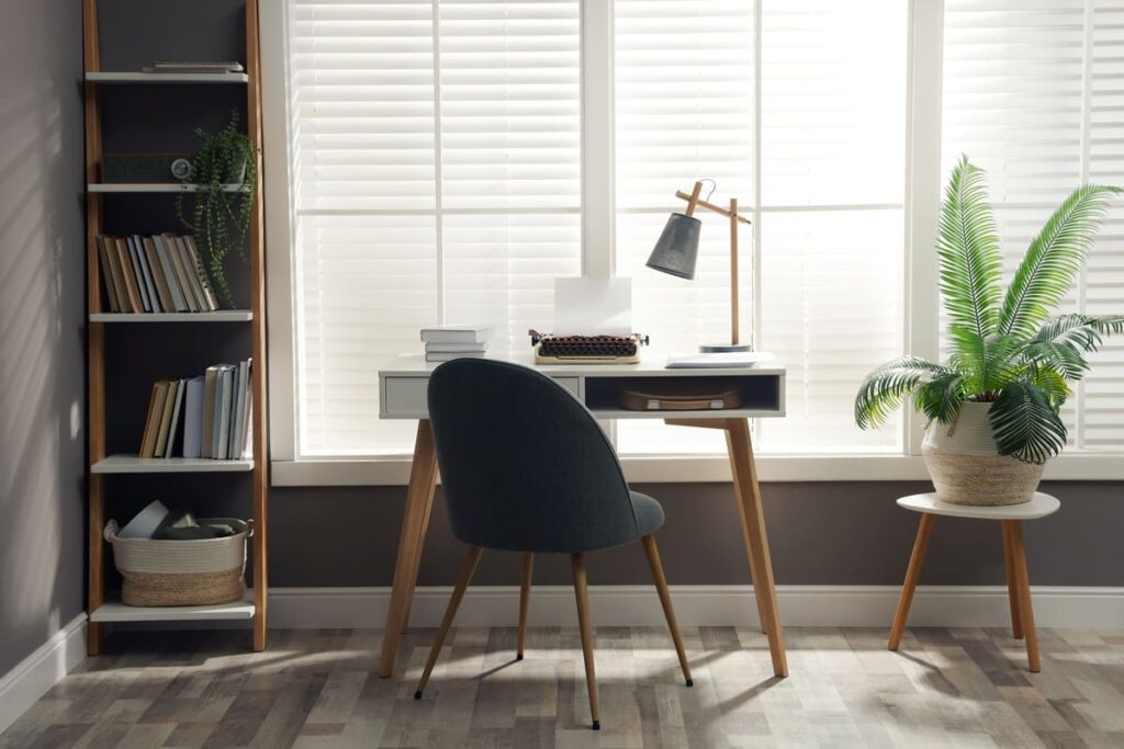 Cum să alegi soluțiile ideale pentru amenajarea biroului tău de acasă în 7 pași clari
