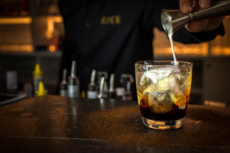 Cum pregătești un bar pentru serile aglomerate