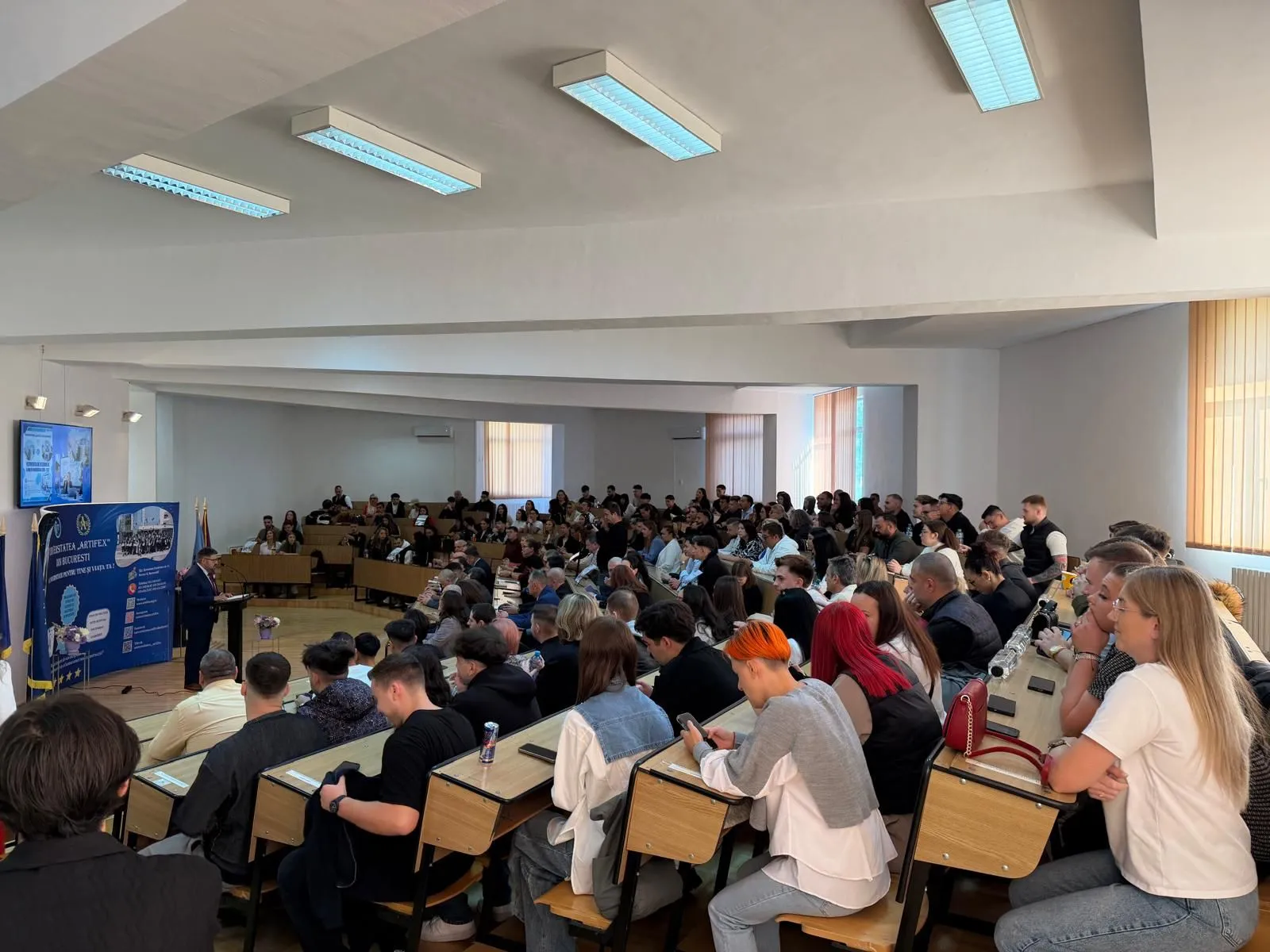 Aula Universității ARTIFEX din București, plină de studenți și invitați la festivitatea de deschidere a anului universitar 2026–2027